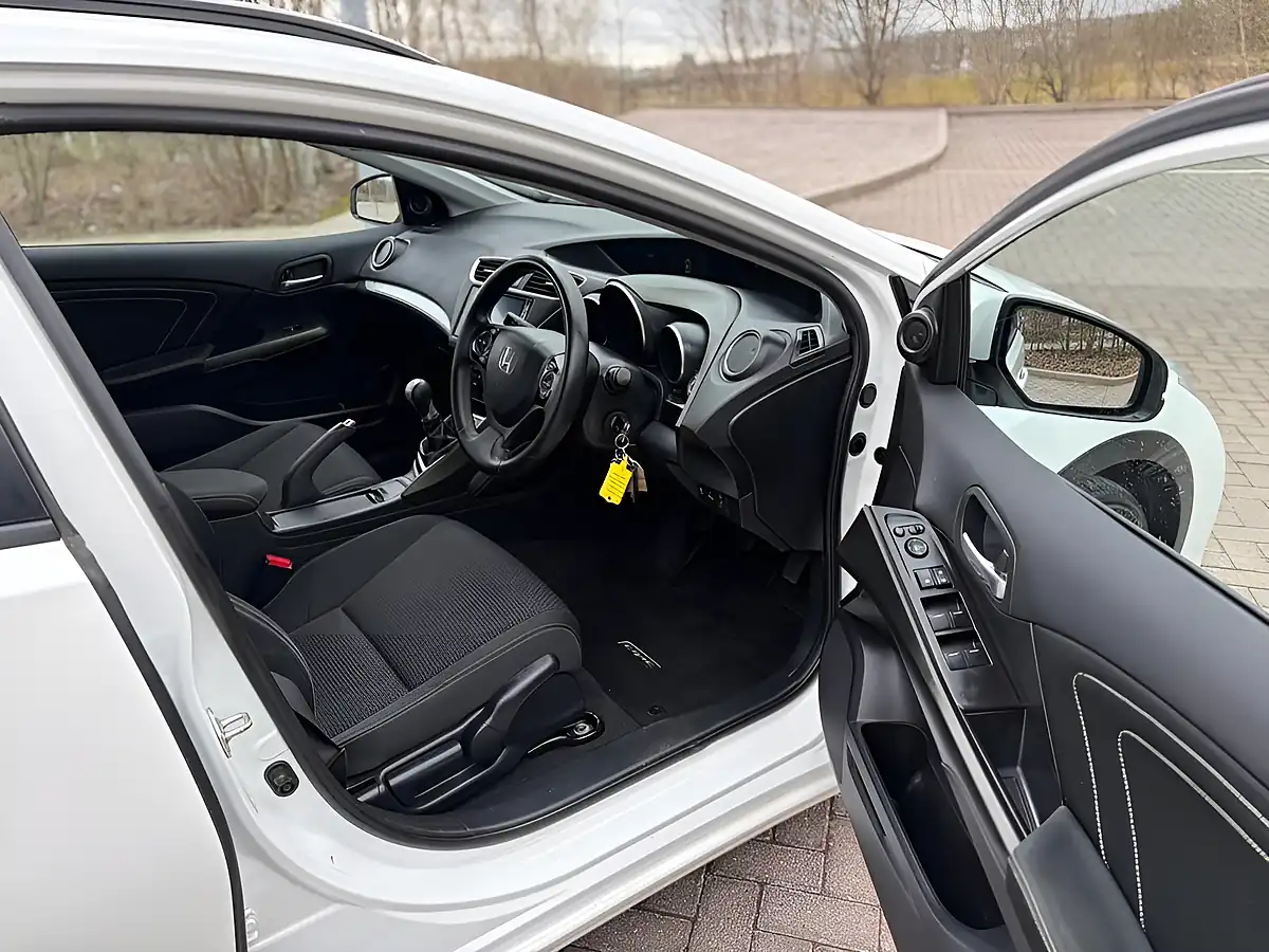 Used 2017 Honda Civic Tourer White - Interior and Exterior details 16
