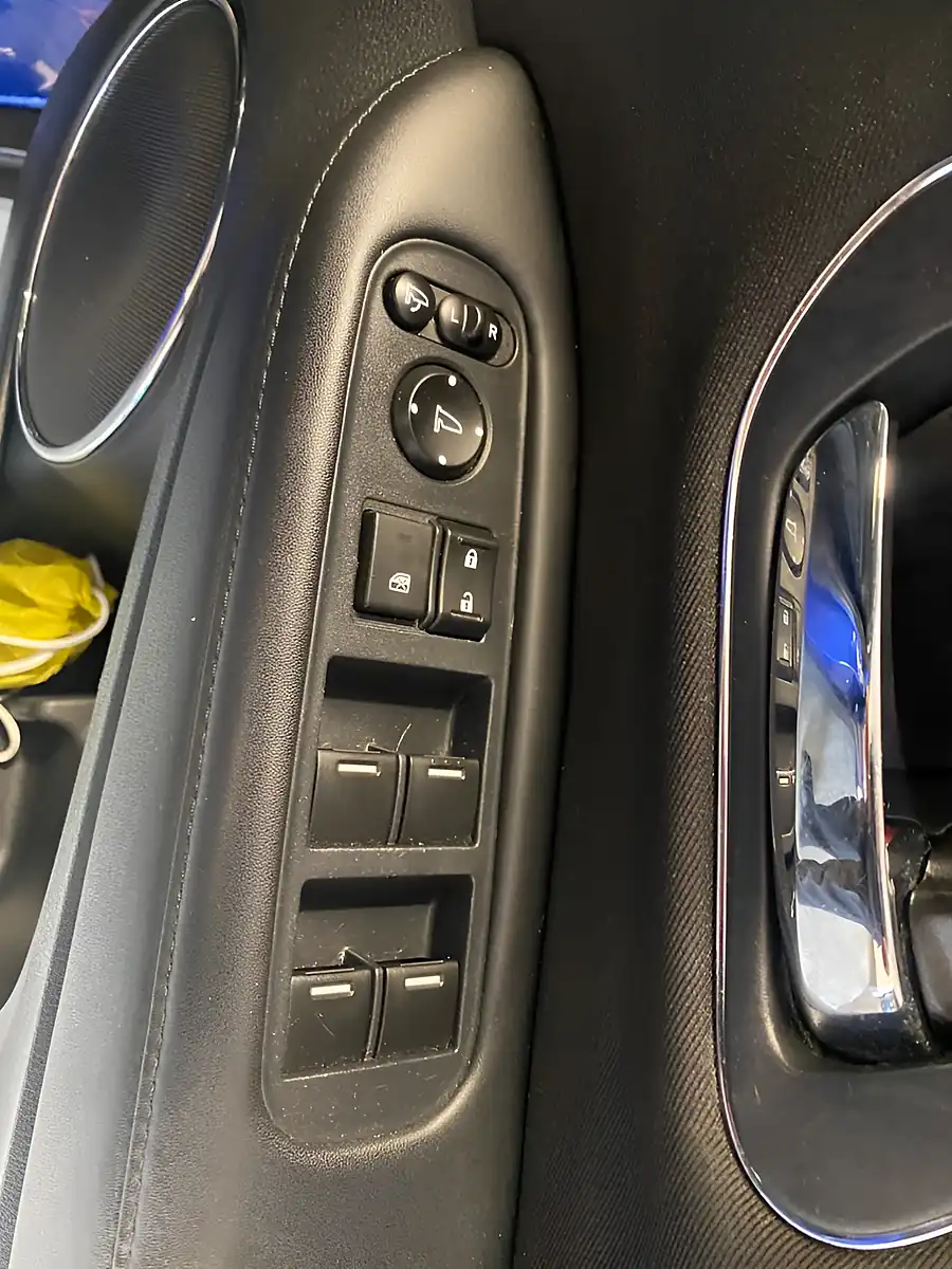 Used 2017 Honda Hr-V Se Navi Blue - Interior and Exterior details 17
