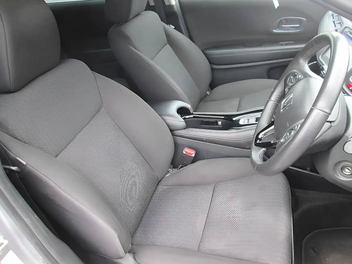 Used 2017 Honda Hr-V Se Navi Silver - Interior and Exterior details 6