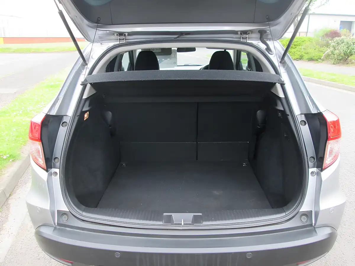 Used 2017 Honda Hr-V Se Navi Silver - Interior and Exterior details 8