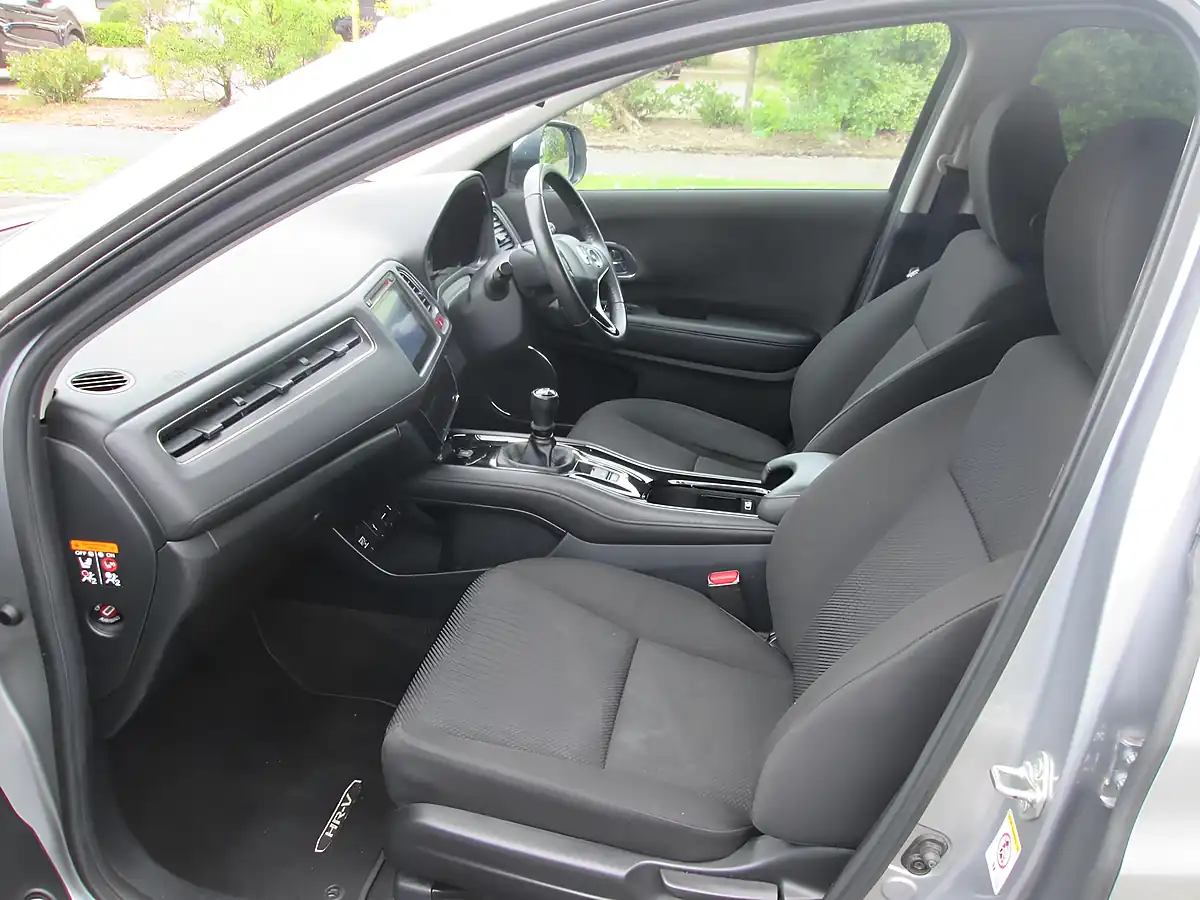 Used 2017 Honda Hr-V Se Navi Silver - Interior and Exterior details 9
