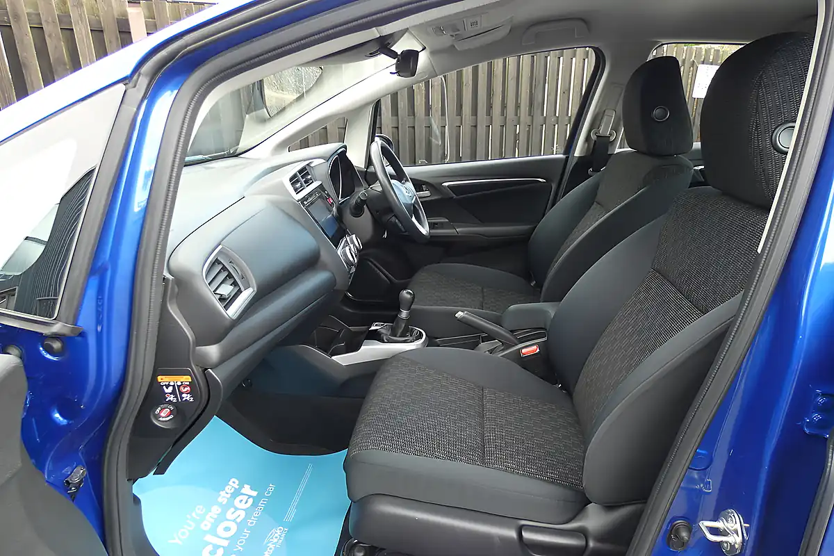 Used 2017 Honda Jazz Se Blue - Interior and Exterior details 10