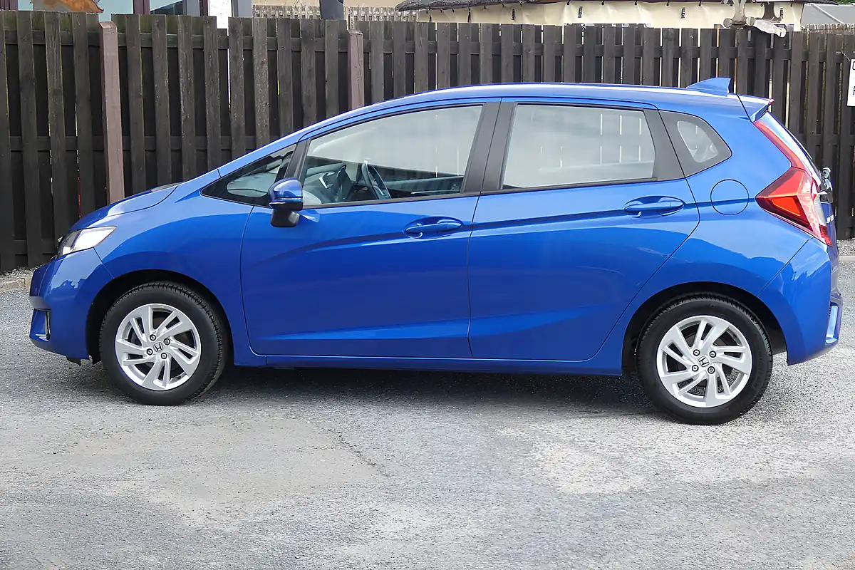 Used 2017 Honda Jazz Se Blue - Interior and Exterior details 5