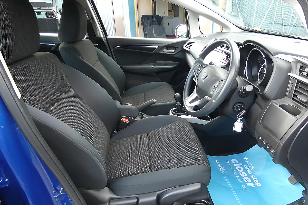 Used 2017 Honda Jazz Se Blue - Interior and Exterior details 8