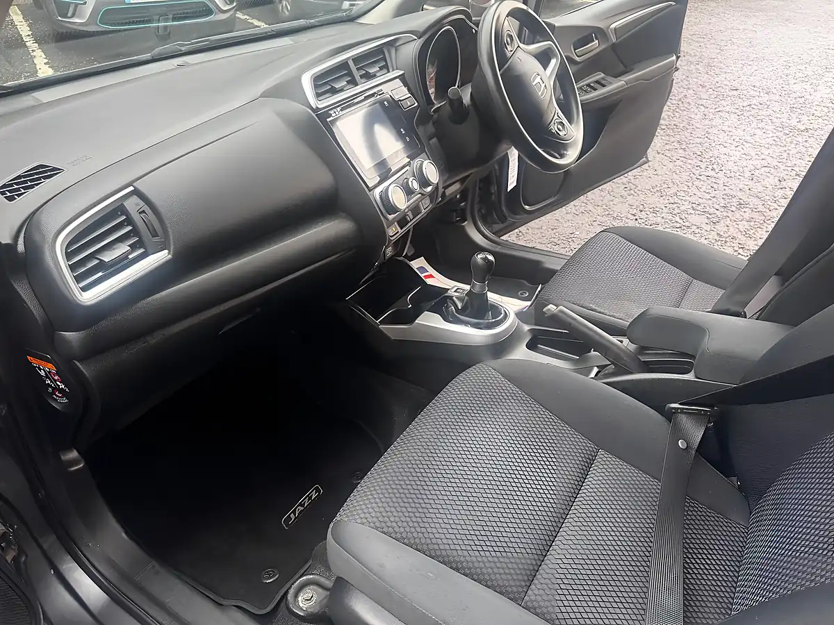 Used 2017 Honda Jazz Se Grey - Interior and Exterior details 13