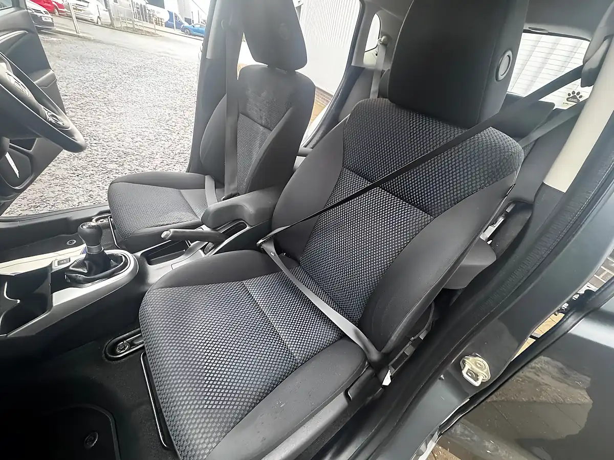 Used 2017 Honda Jazz Se Grey - Interior and Exterior details 14