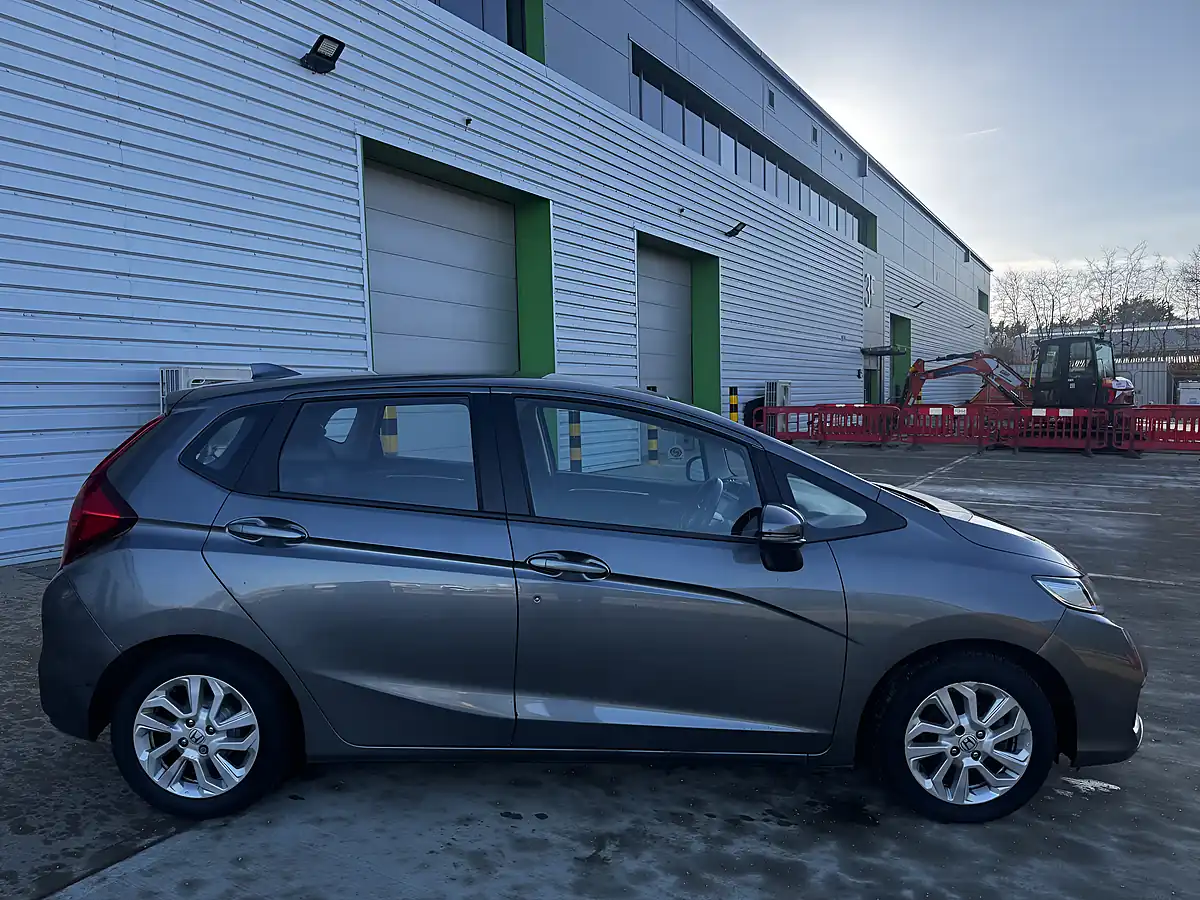 Used 2017 Honda Jazz Se Grey - Interior and Exterior details 8