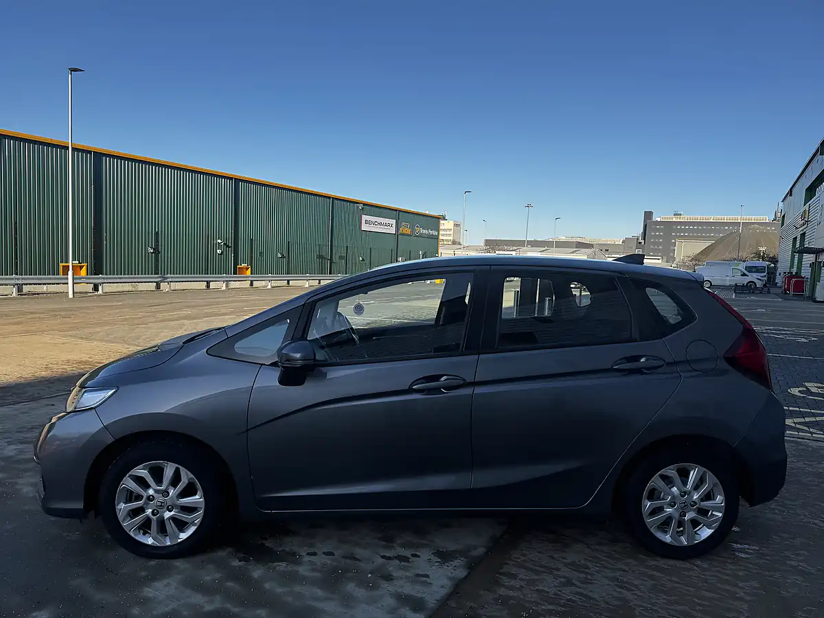 Used 2017 Honda Jazz Se Grey - Interior and Exterior details 9