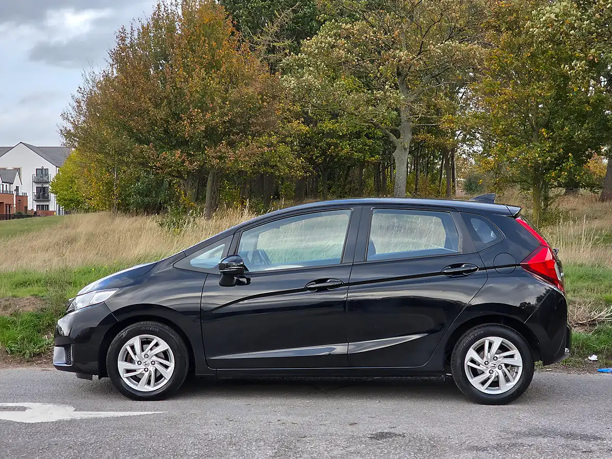 Used 2017 Honda Jazz Se Navi Black - Interior and Exterior details 4