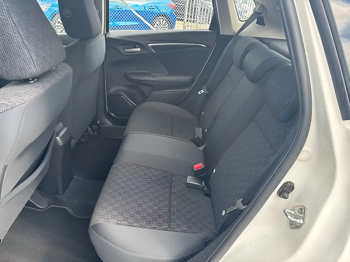Used 2017 Honda Jazz Se White - Interior and Exterior details 11