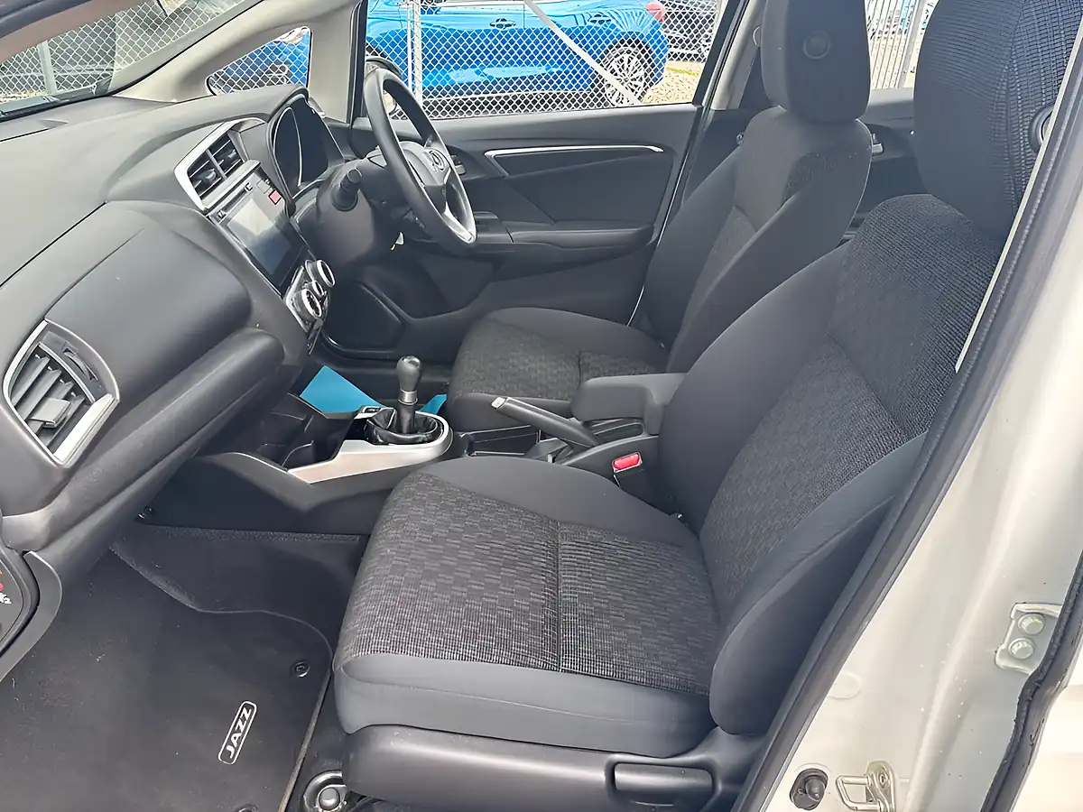 Used 2017 Honda Jazz Se White - Interior and Exterior details 12