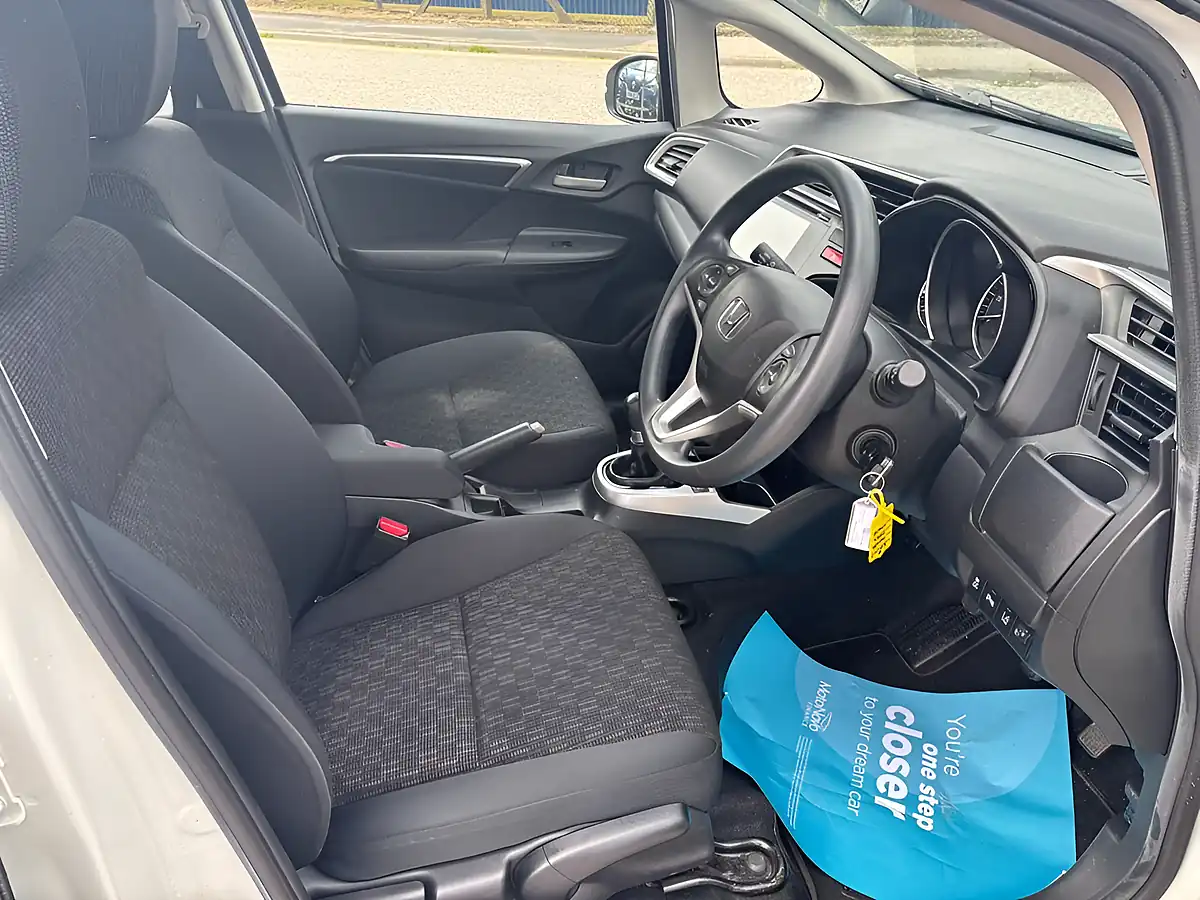 Used 2017 Honda Jazz Se White - Interior and Exterior details 3
