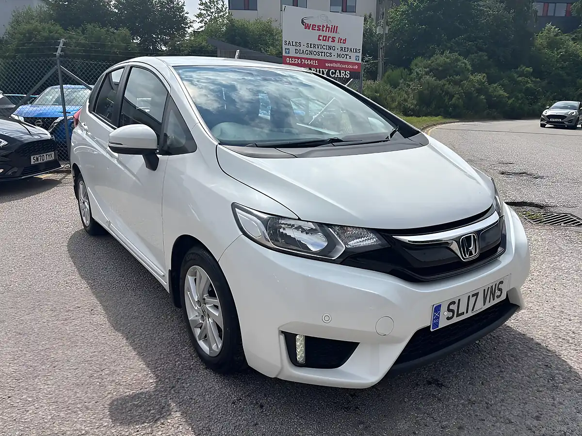 Used 2017 Honda Jazz Se White - Interior and Exterior details 4