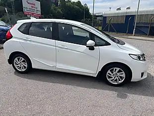 Used 2017 Honda Jazz Se White - Interior and Exterior details 5