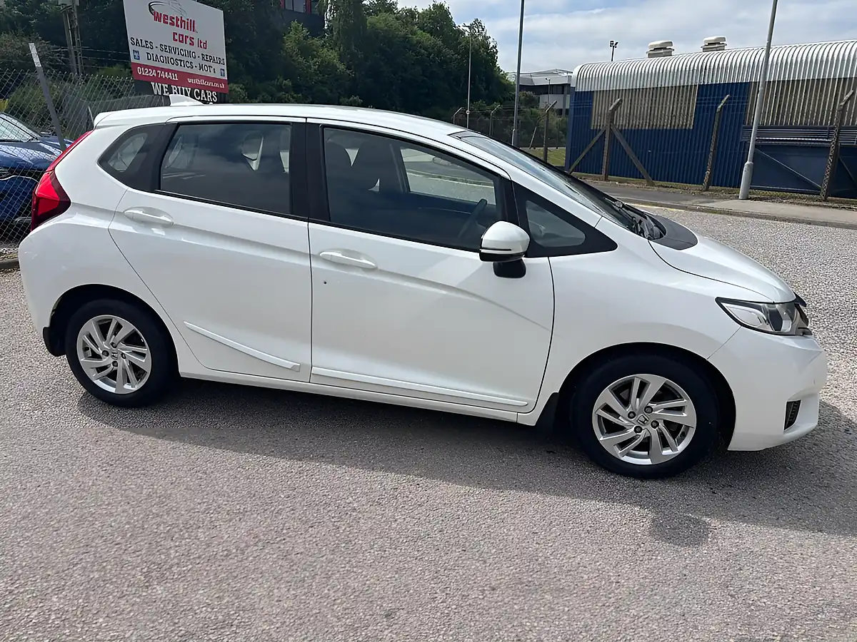 Used 2017 Honda Jazz Se White - Interior and Exterior details 5