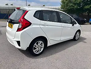 Used 2017 Honda Jazz Se White - Interior and Exterior details 6