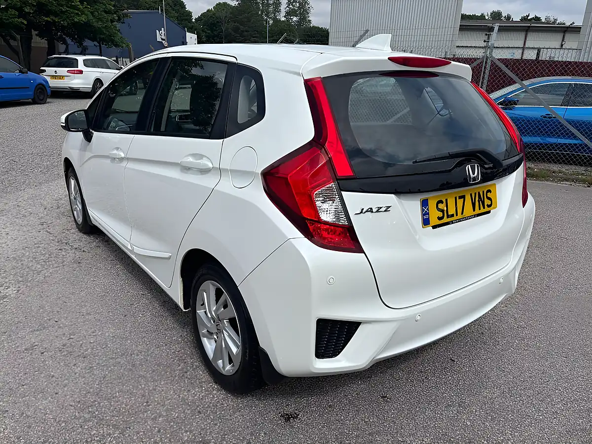Used 2017 Honda Jazz Se White - Interior and Exterior details 7