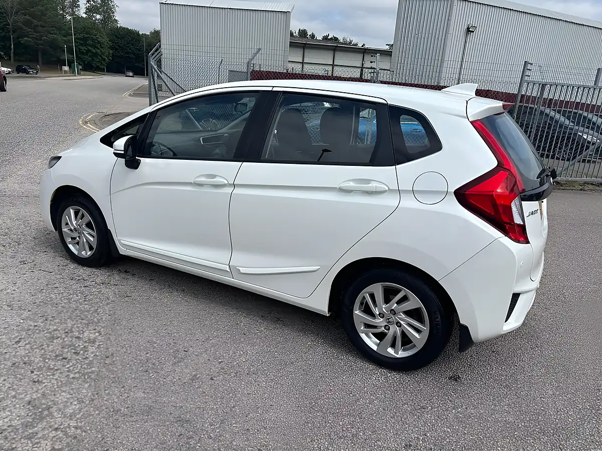 Used 2017 Honda Jazz Se White - Interior and Exterior details 8