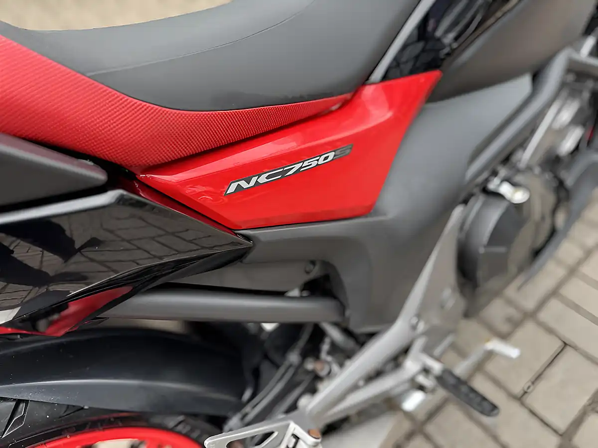Used 2017 Honda NC750SAH Black - Interior and Exterior details 12