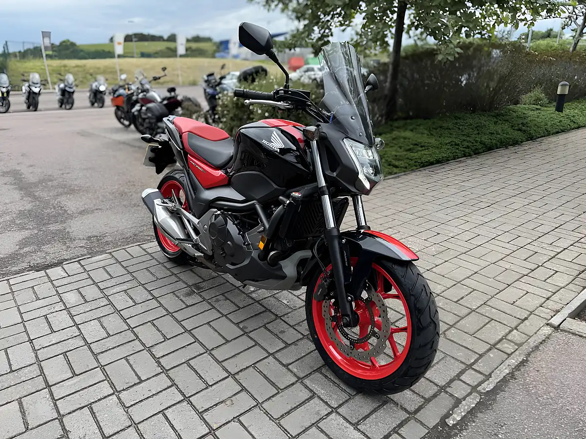 Used 2017 Honda NC750SAH Black - Interior and Exterior details 3