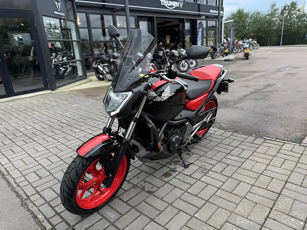 Used 2017 Honda NC750SAH Black - Interior and Exterior details 5
