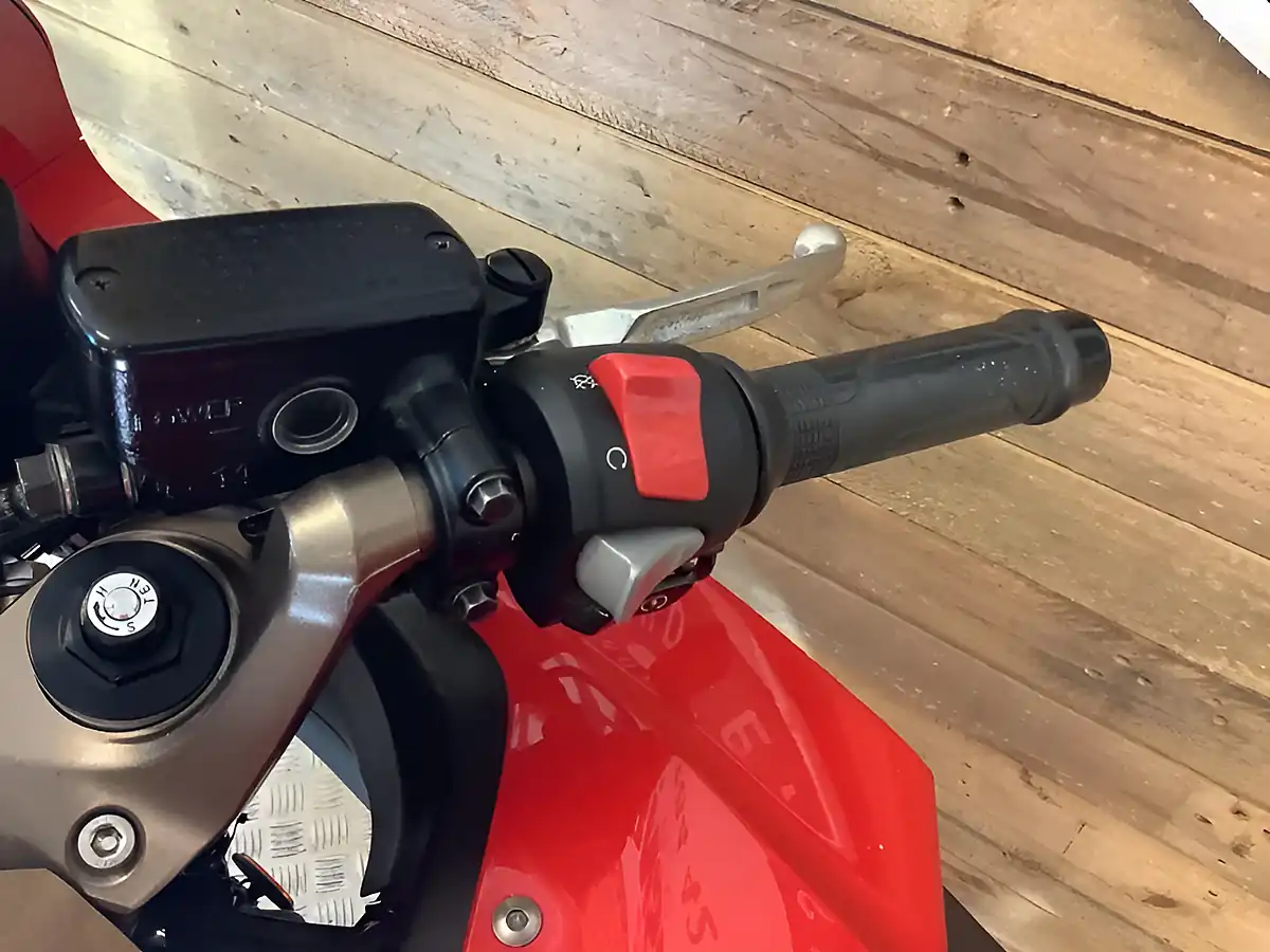 Used 2017 Honda Vfr F Red - Interior and Exterior details 9