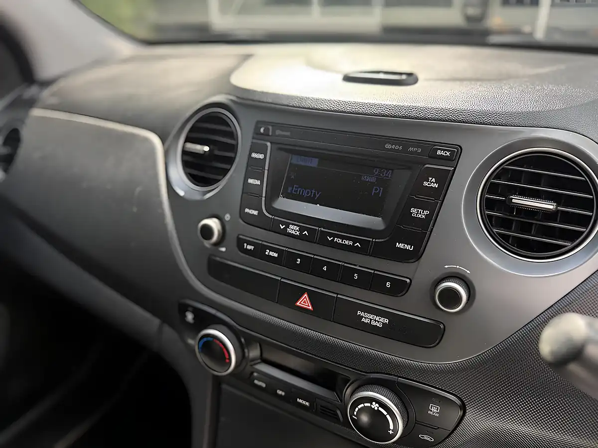Used 2017 Hyundai I10 Premium Grey - Interior and Exterior details 12