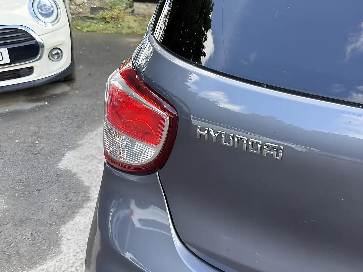 Used 2017 Hyundai I10 Premium Grey - Interior and Exterior details 8