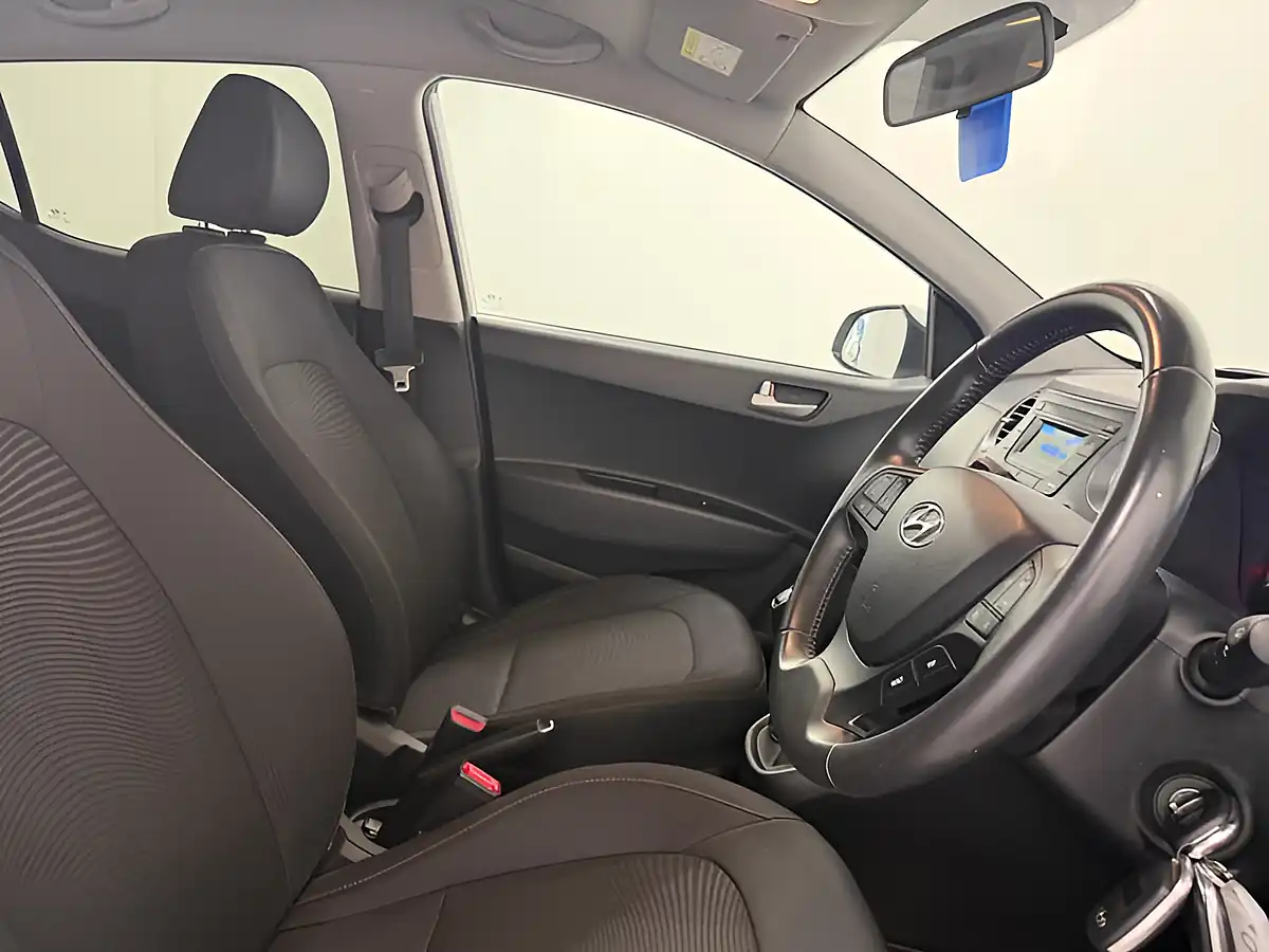 Used 2017 Hyundai i10 Premium Polar White - Interior and Exterior details 10