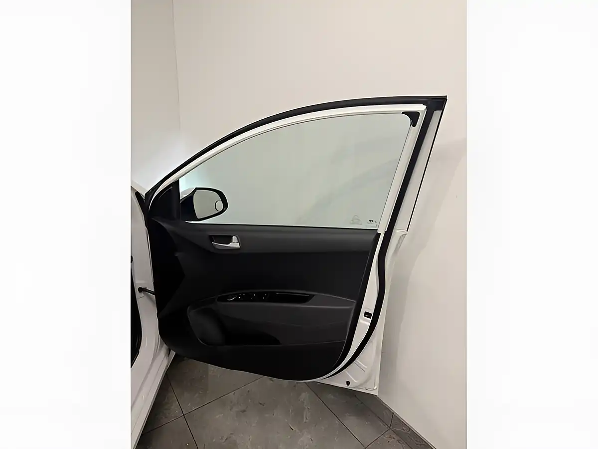 Used 2017 Hyundai i10 Premium Polar White - Interior and Exterior details 12