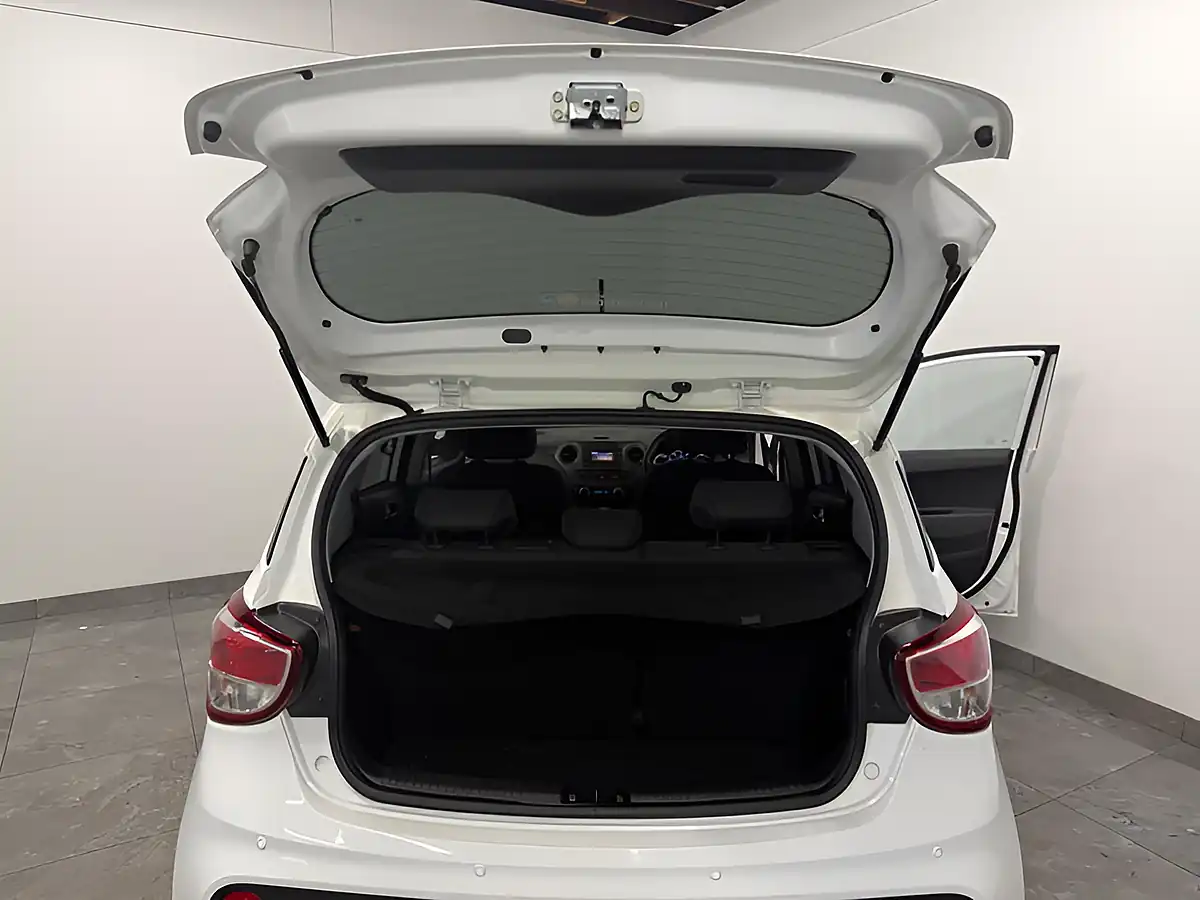 Used 2017 Hyundai i10 Premium Polar White - Interior and Exterior details 14