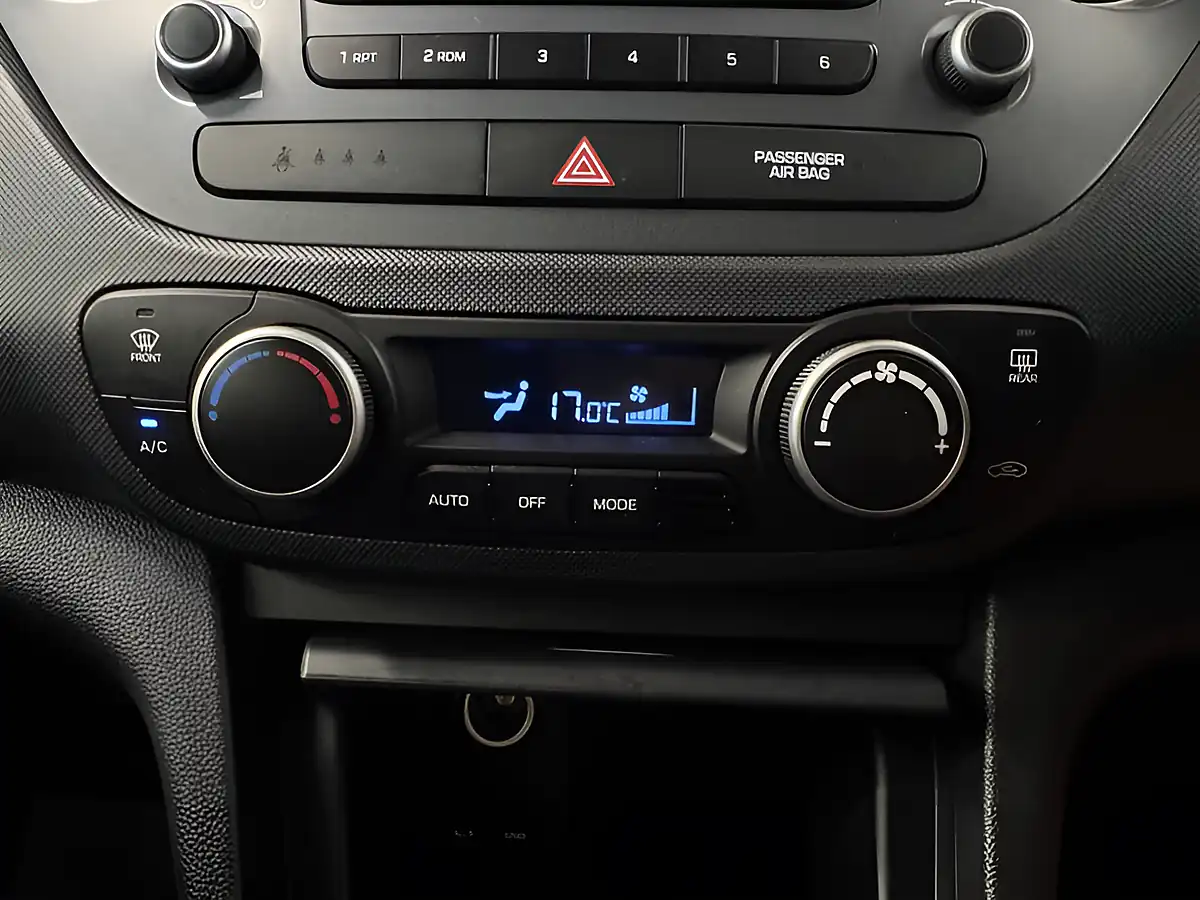 Used 2017 Hyundai i10 Premium Polar White - Interior and Exterior details 16