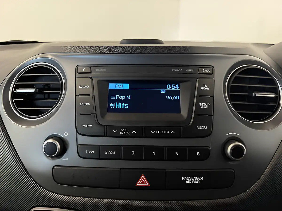 Used 2017 Hyundai i10 Premium Polar White - Interior and Exterior details 17