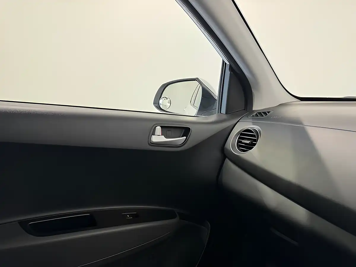 Used 2017 Hyundai i10 Premium Polar White - Interior and Exterior details 19