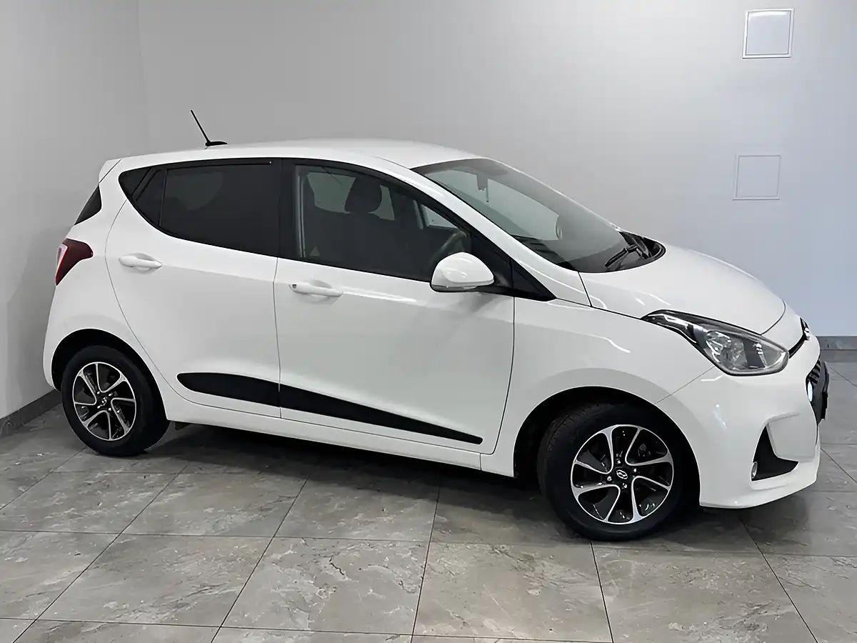Used 2017 Hyundai i10 Premium Polar White - Interior and Exterior details 2