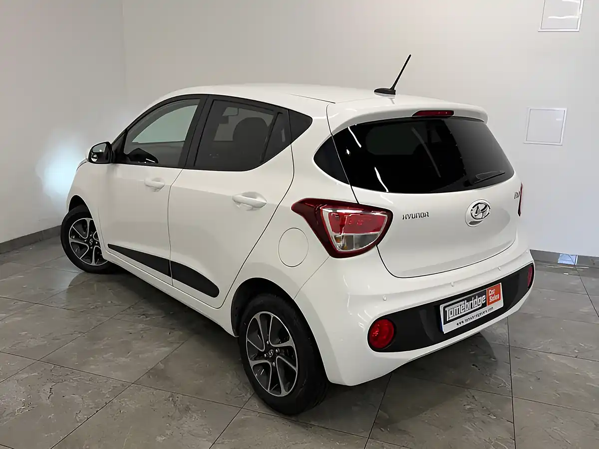 Used 2017 Hyundai i10 Premium Polar White - Interior and Exterior details 4