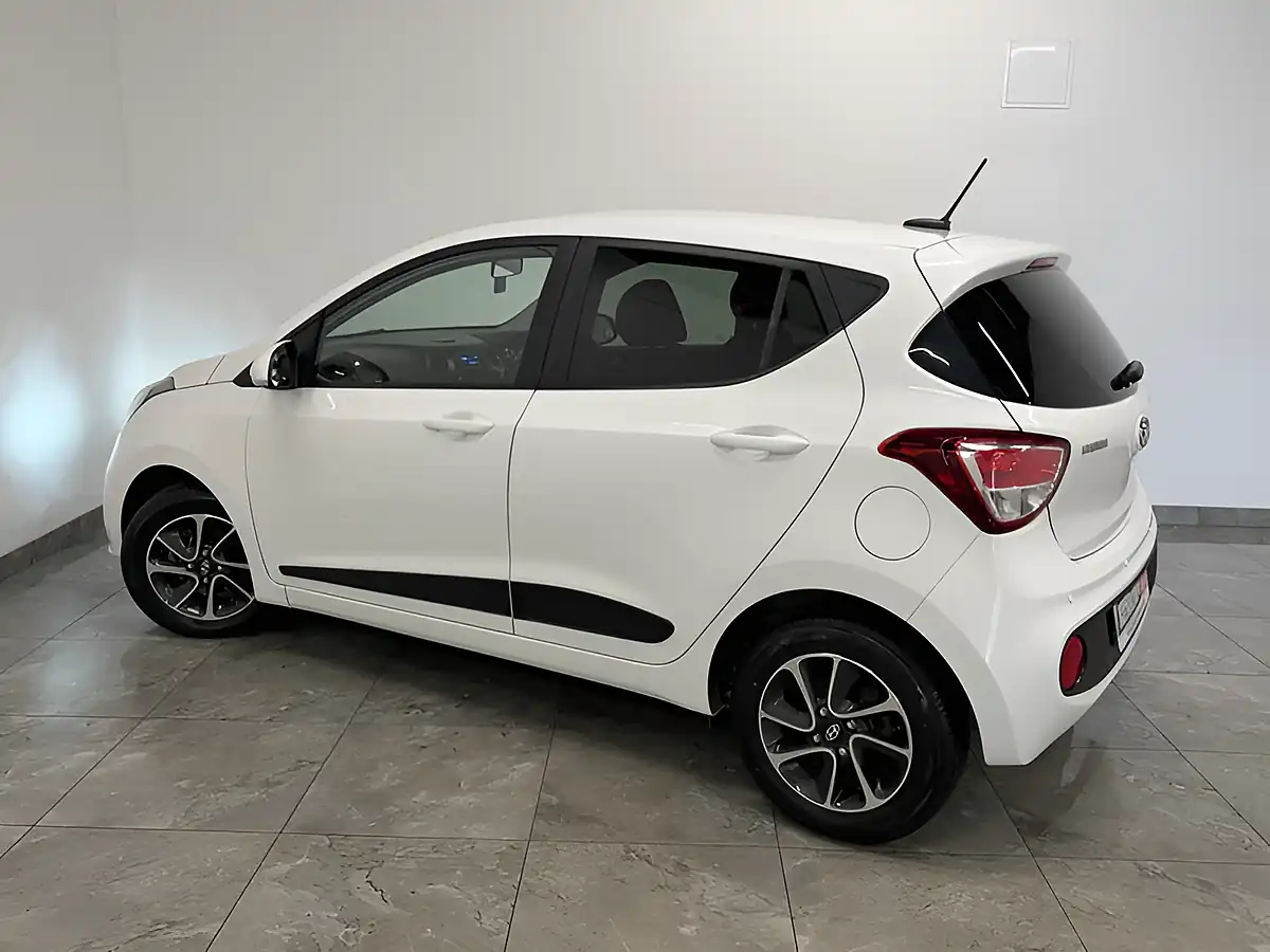 Used 2017 Hyundai i10 Premium Polar White - Interior and Exterior details 6