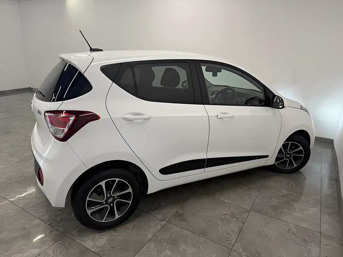 Used 2017 Hyundai i10 Premium Polar White - Interior and Exterior details 8