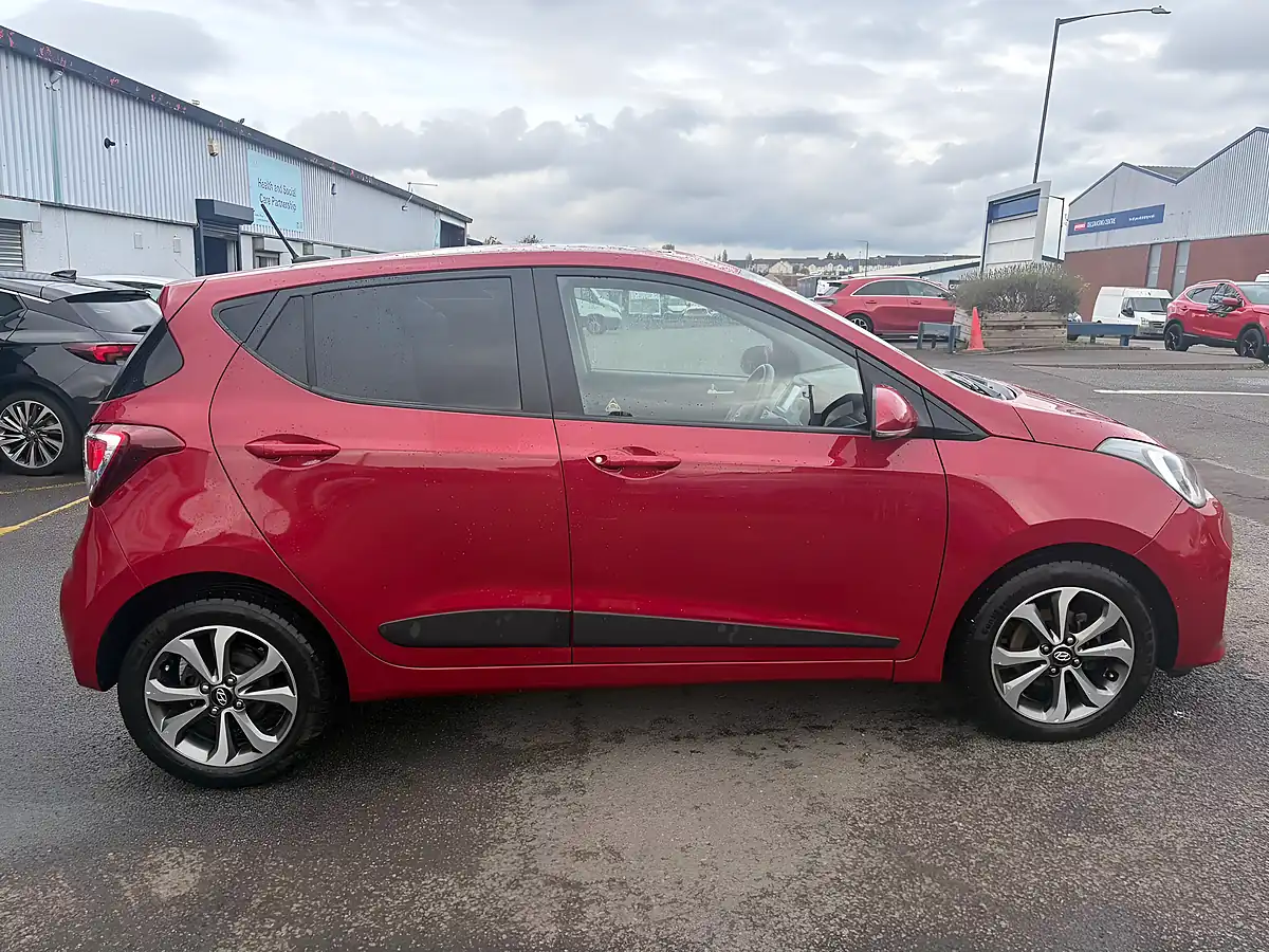 Used 2017 Hyundai I10 Premium Se Red - Interior and Exterior details 4