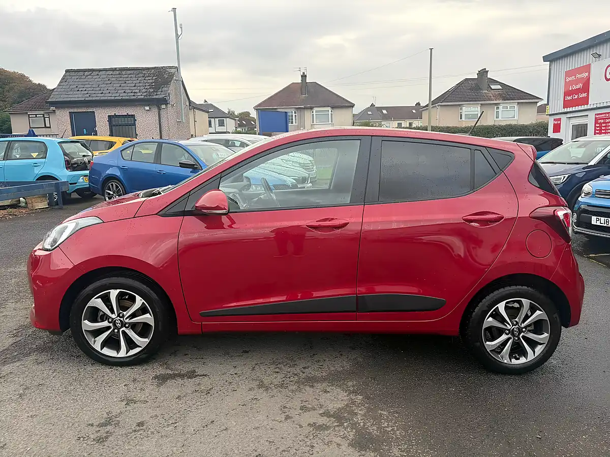 Used 2017 Hyundai I10 Premium Se Red - Interior and Exterior details 9