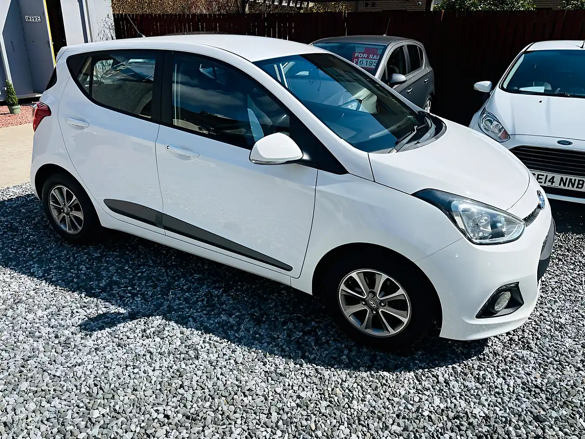 Used 2017 Hyundai i10 Premium White - Interior and Exterior details 8