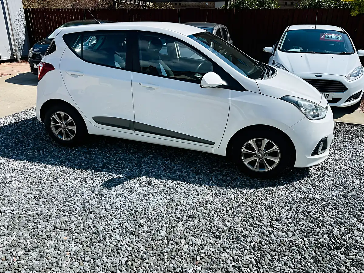 Used 2017 Hyundai i10 Premium White - Interior and Exterior details 9