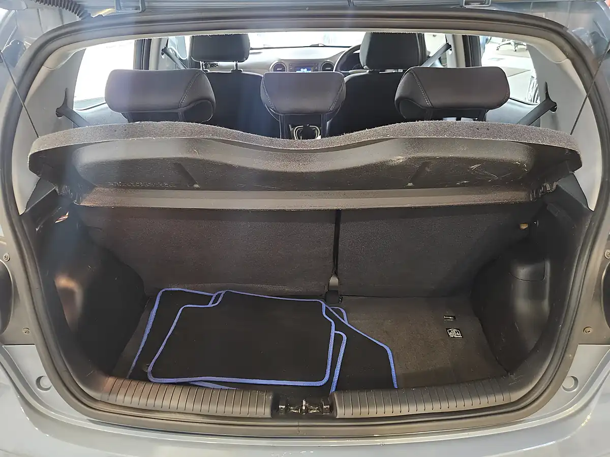 Used 2017 Hyundai I10 Se Blue - Interior and Exterior details 8