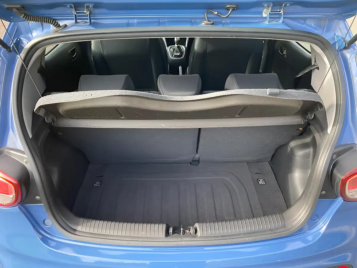 Used 2017 Hyundai I10 Se Blue - Interior and Exterior details 10