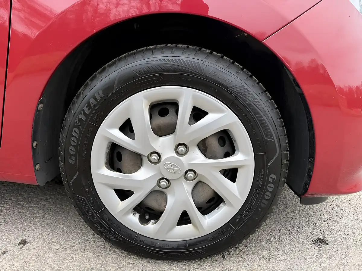 Used 2017 Hyundai i10 Se Passion Red - Interior and Exterior details 12