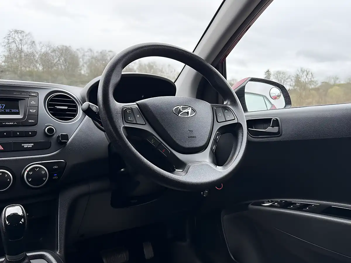 Used 2017 Hyundai i10 Se Passion Red - Interior and Exterior details 15