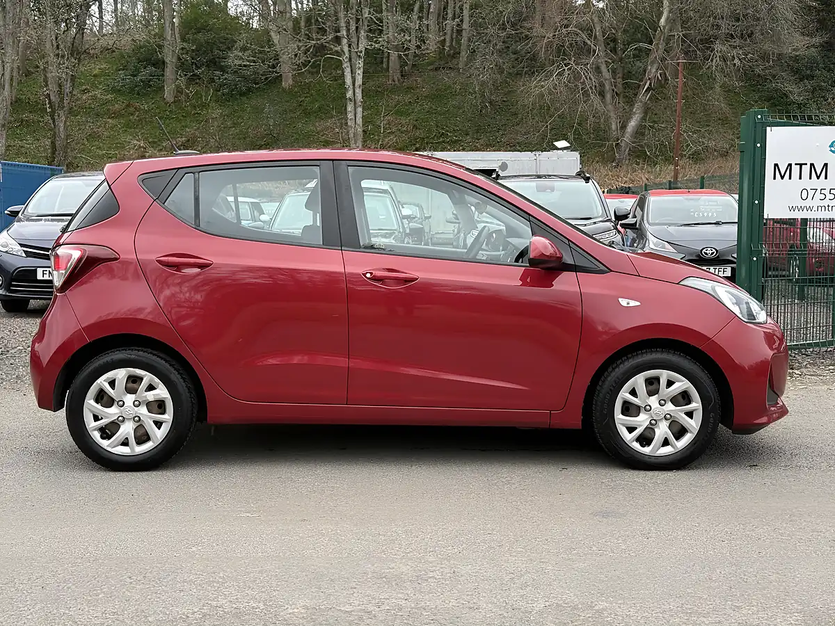 Used 2017 Hyundai i10 Se Passion Red - Interior and Exterior details 5