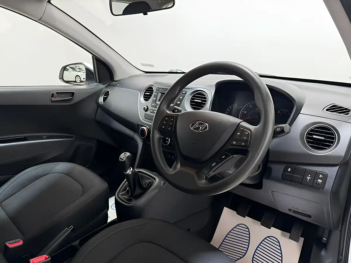 Used 2017 Hyundai I10 Se White - Interior and Exterior details 10