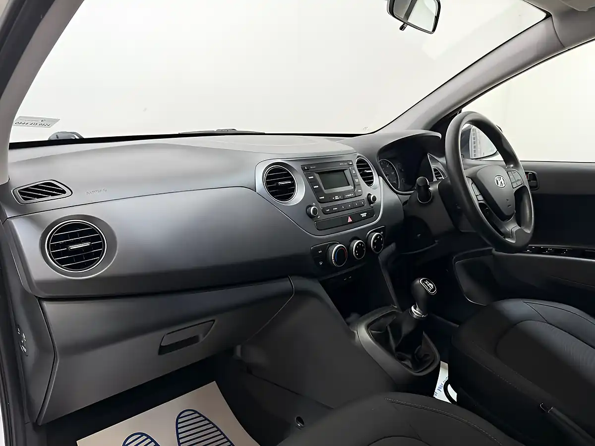 Used 2017 Hyundai I10 Se White - Interior and Exterior details 11