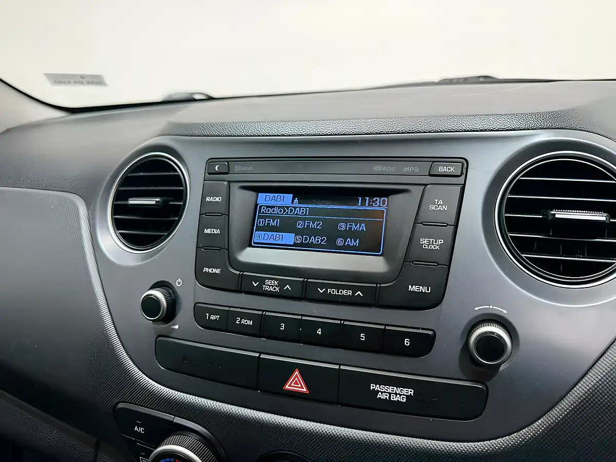 Used 2017 Hyundai I10 Se White - Interior and Exterior details 15